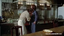 زن بالغ در یک ماسک ب ...