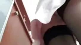 بلوند زیبا با انگشت  ...