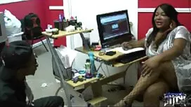 شخص با قرار دادن عکس ...
